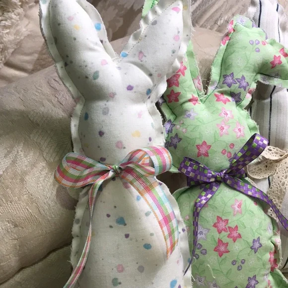 ๐๐ CLOSET CLEAR OUT ๐๐Handcrafted Farmhouse Bunnies (Set of 3) - Picture 2 of 4